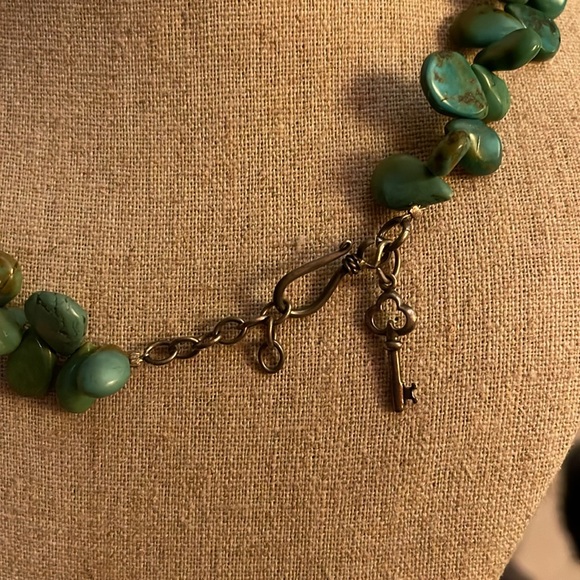 Turquoise strung with sterling clasp necklace - Picture 2 of 3